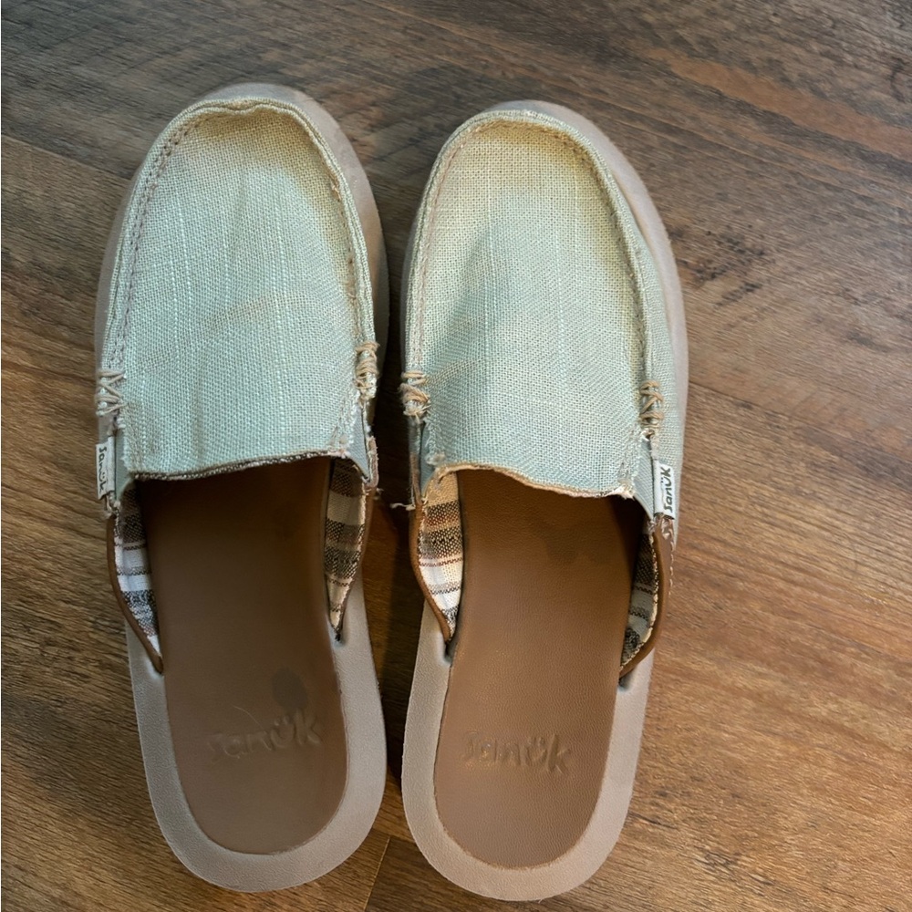 Sanuk Slide Sandal size 6, worn twice, green/khaki color